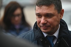 Евгений Первышов поздравил жительниц области с Днём матери