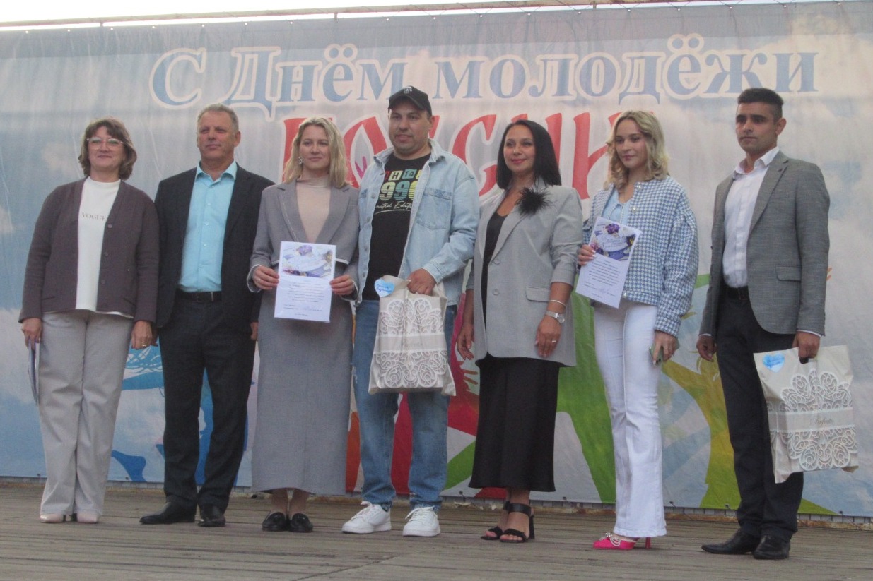 Поздравления принимают молодые супружеские пары