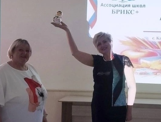 Татьяна Ильина подарила организаторам конкурса Вишнёвую неваляшку