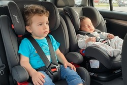 Для водителей на две тысячи рублей вырос штраф за перевозку детей без автокресел