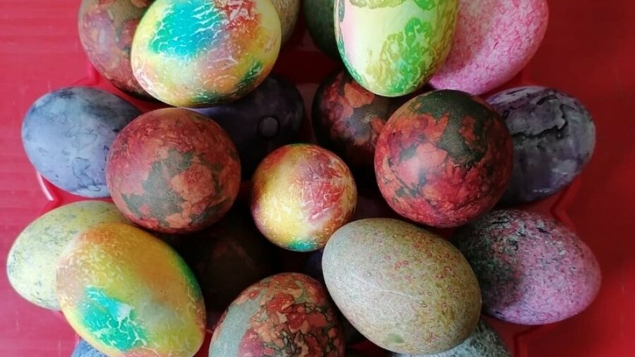 В какой день красят яйца на пасху. Яйца на Пасху в России. Пасхальные яйца Россия. Крашеные человеческие яйца. Пасхальная неделя.