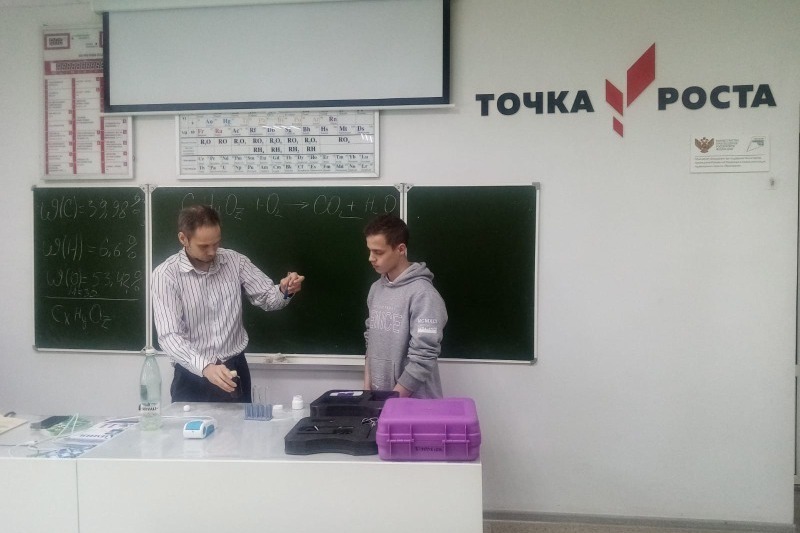 Урок химии в центре «Точка роста» в Верхнеспасской школе