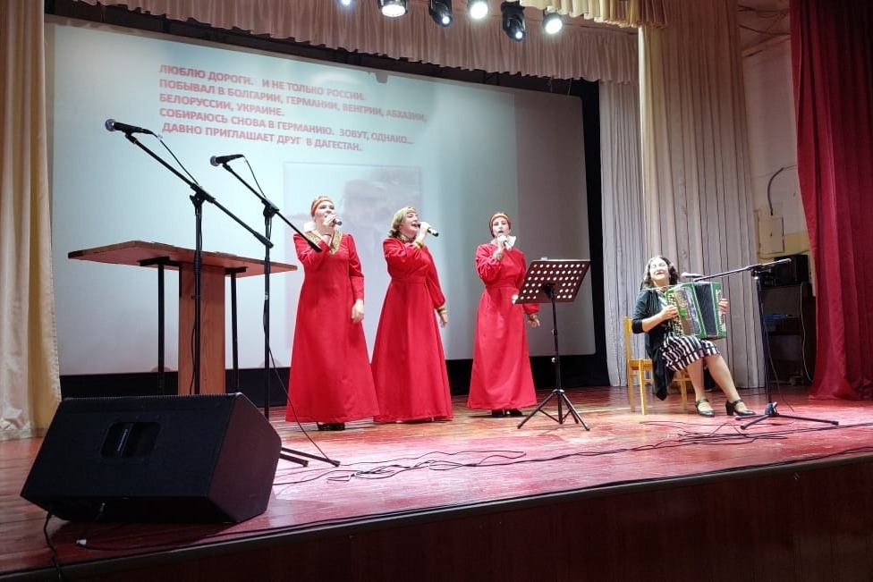 В исполнении преподавателя ДШИ Надежды Фроловой и ансамбля «Сударушка» звучат песни на слова Александра Лежнёва