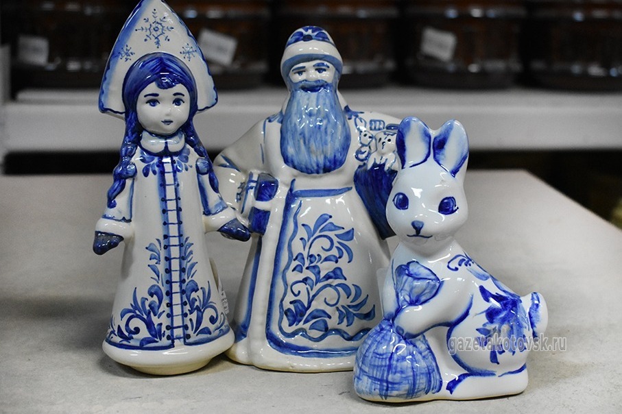 Изделия из новогодней коллекции котовского керамического производства под гжель