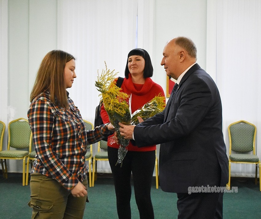 Алексей Плахотников вручает цветы жёнам им матерям защитников Родины