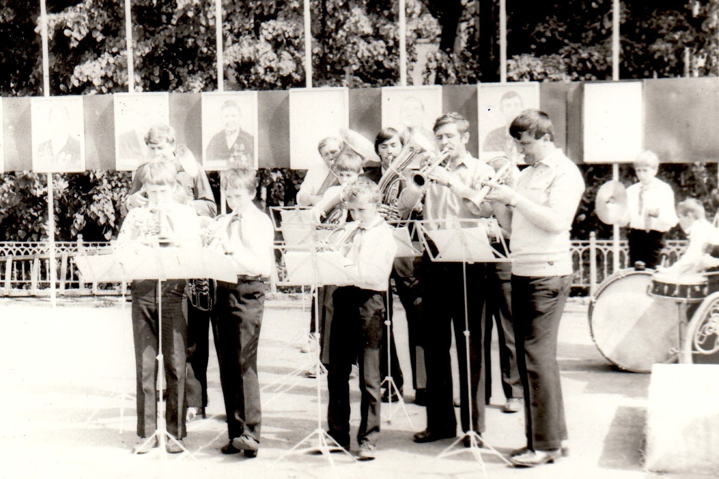 Районный духовой оркестр на празднике, 1974 год