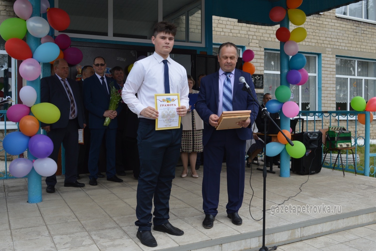 Руководитель Шехманской школы Александр Черкасов вручает награды лучшим ученикам