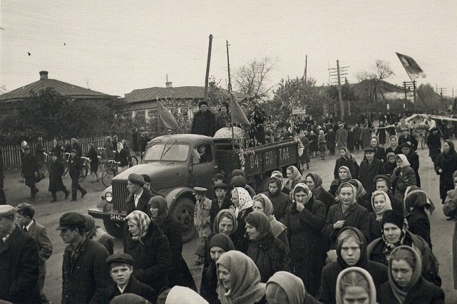 1 мая в Знаменке. 60-е годы. Колонна демонстрантов движется по центральной улице рабочего посёлка к памятнику В.И.Ленина. 
