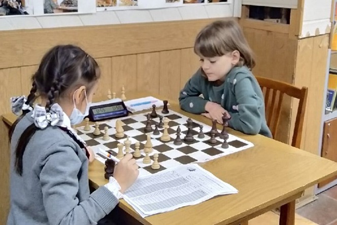Шахматную партию разыгрывает Серафима Попова
