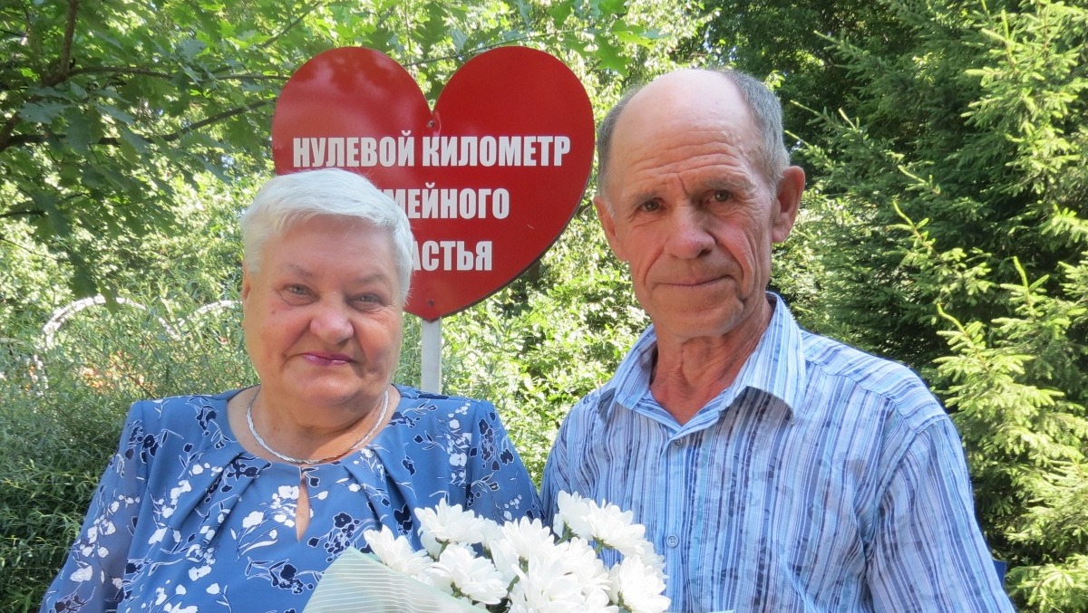 Владимир и Тамара Куделины у памятного знака.