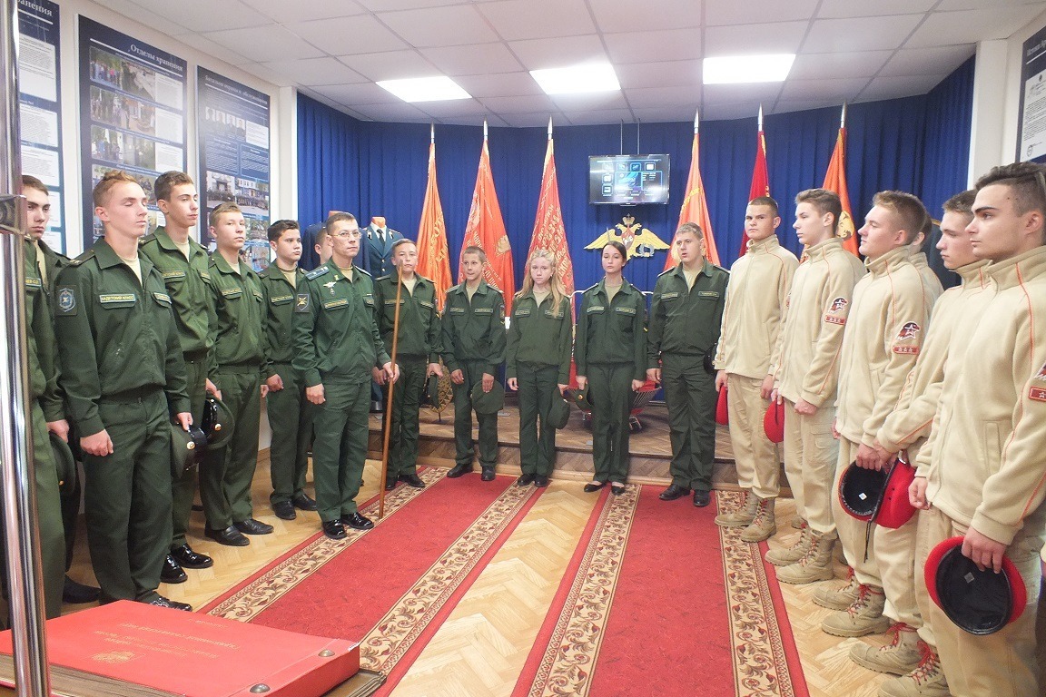 Кадеты и юнармейцы в комнате воинской славы войсковой части №14272