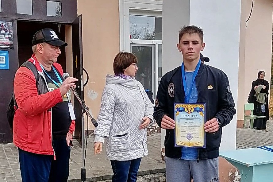 Победитель соревнований Дмитрий Пакин получил разрядную книжку