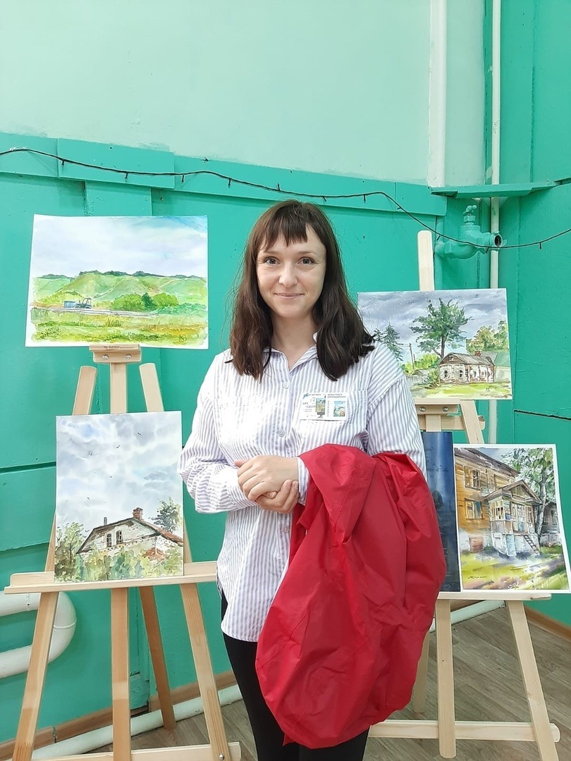 Ольга Белых на выставке в сельском доме культуры села Ленинское