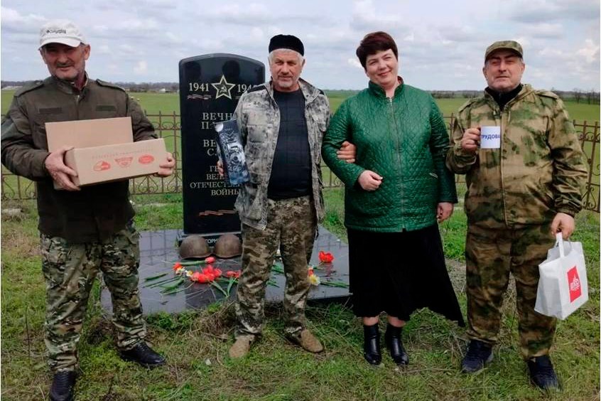 Татьяна Свистунова с поисковиками на Братской могиле в районе 5 отделения села Алпатово, Наурского района, ныне Чеченской Республики