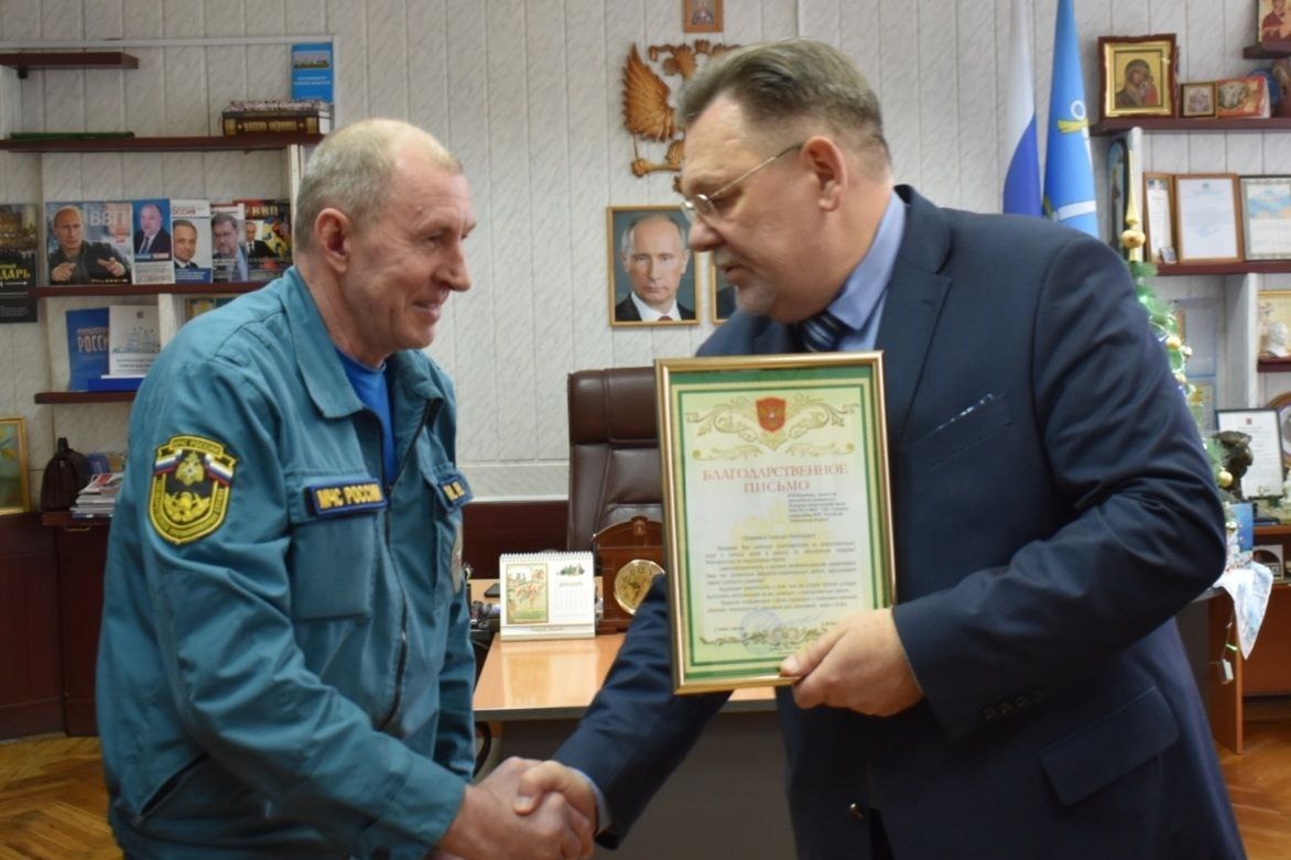 Глава города Моршанск Алексей Банников вручает благодарственные письма сотрудникам МЧС