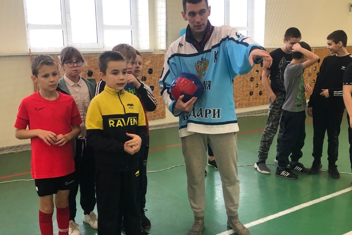 Хоккеист Артем Ивлиев учит подрастающее поколение выбирать позицию