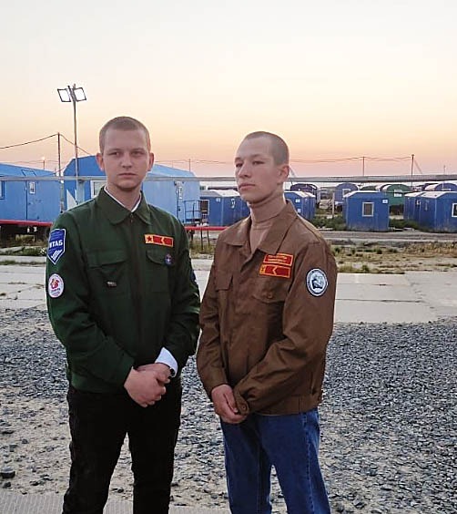 Перед новым рабочим днём. Дмитрий Шушпанов с другом на месте дислокации стройотрядов в посёлке Бованенково