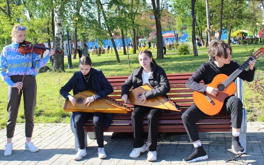 На главной аллее парка выступают юные музыканты ДШИ