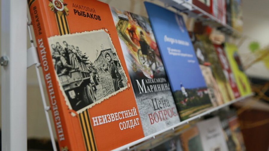 Книга пушкинская библиотека. Библиотека Пушкина на Думской. Островский книга Пушкинская библиотека.