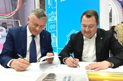 Максим Егоров и глава «Газпром межрегионгаз» Сергей Густов провели рабочую встречу на выставке «Россия»