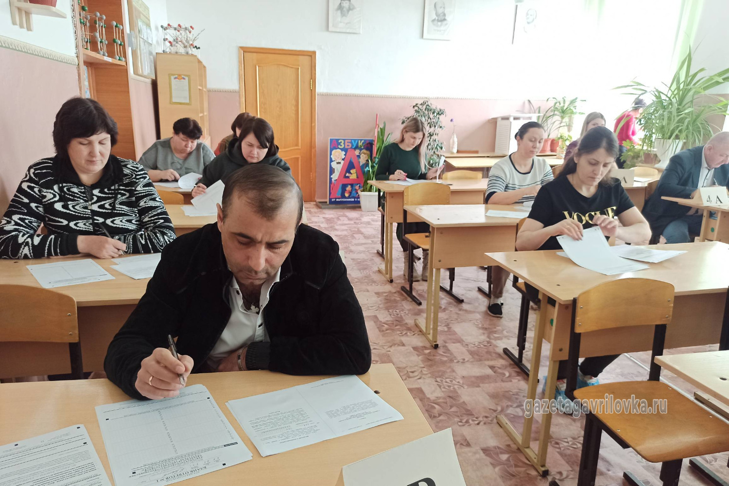 Менеджмент в классе учеников. Ученик за партой. Ученики в школе. Школьник. Школьники в классе за партами.