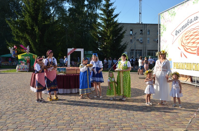 Раньше при встрече снимали шляпу сейчас достают. Особое уважение. Уважение к педагогу. Особое уважение. Жуков георгий константинович четырежды герой советского союза.