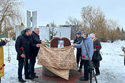 В Бондарском округе открыли памятник легендарному хирургу Виктору Савельеву 