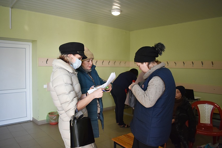 Сотрудник миграционной службы консультирует приехавших в Котовск