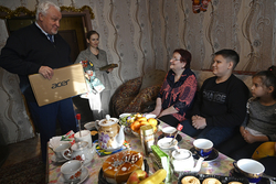 Евгений Матушкин подарил многодетной семье Гришиных ноутбук
