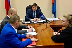 Газификация, ремонт дорог и оснащения больниц: Евгений Первышов провёл очередной приём граждан