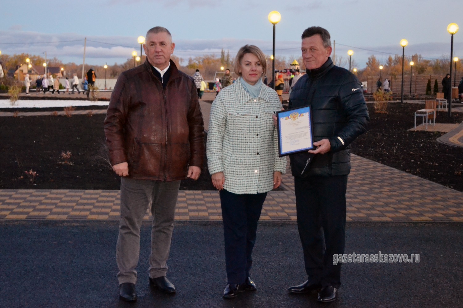 Благодарственное письмо вручили замдиректору комитета по управлению городским хозяйством Виктору Чекову 