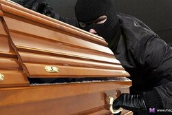 В Тамбовской области сотрудник ритуальной фирмы обокрал покойника