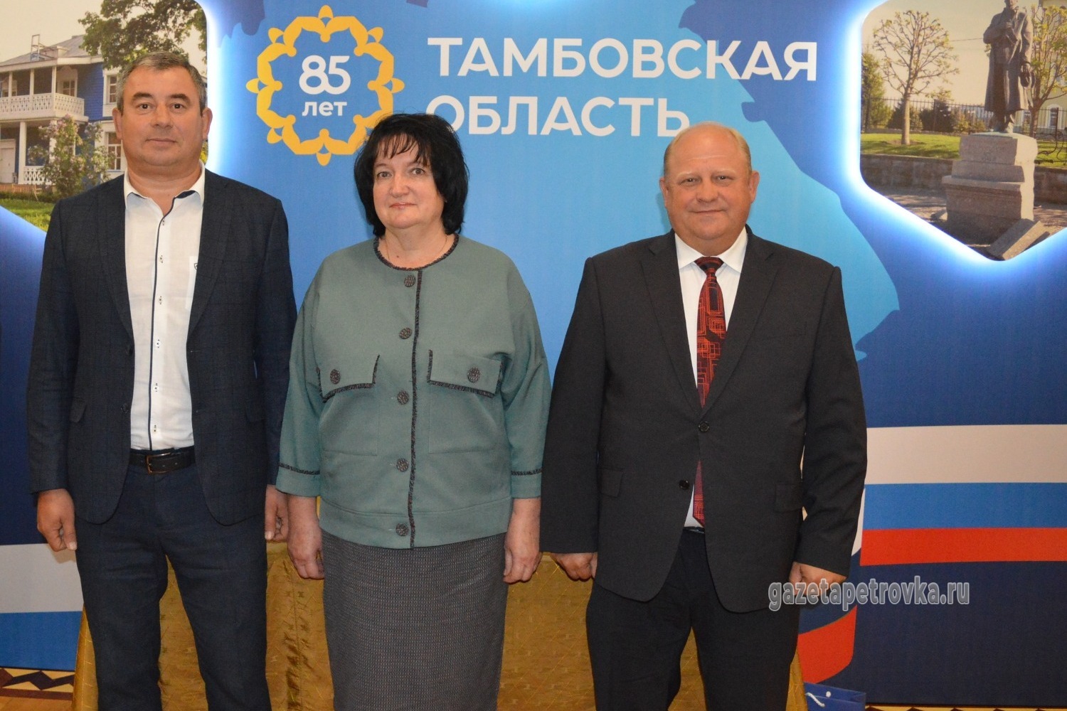 В центре — Элли Раева, справа — Сергей Ефанов, слева — Олег Орлов