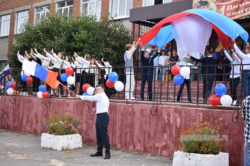 Композиция с полотнами цветов российского флага в школе №3