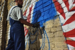 Тамбовские улицы украсили граффити в цветах российского флага