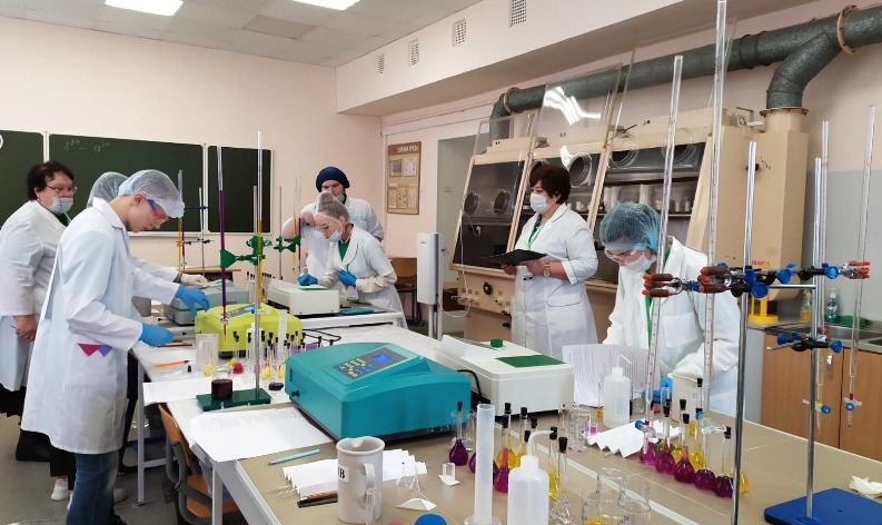  На площадке по компетенции «Лабораторный химический анализ» в Котовском индустриальном техникуме