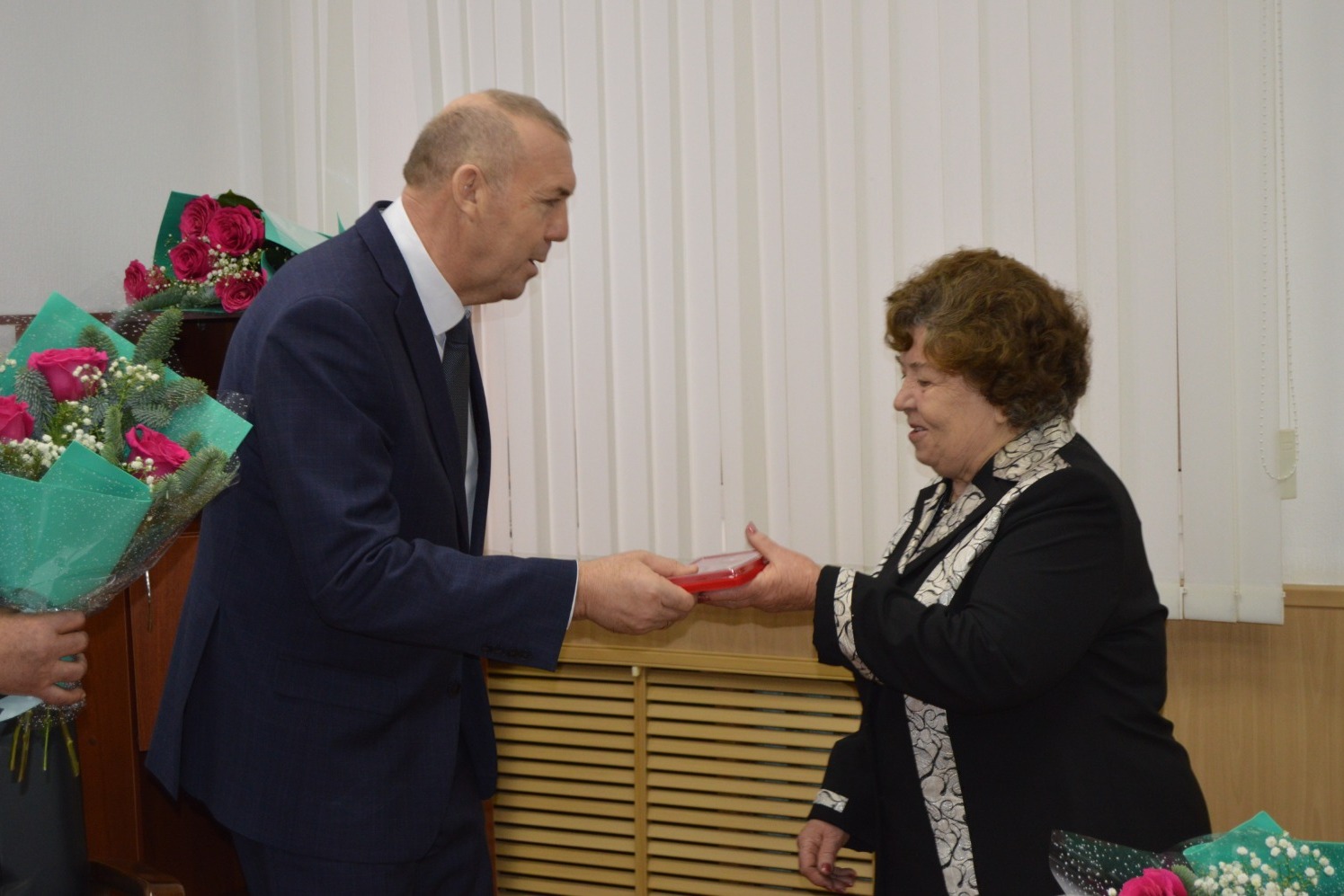 Медаль получает председатель городской ветеранской организации Галина Волкова