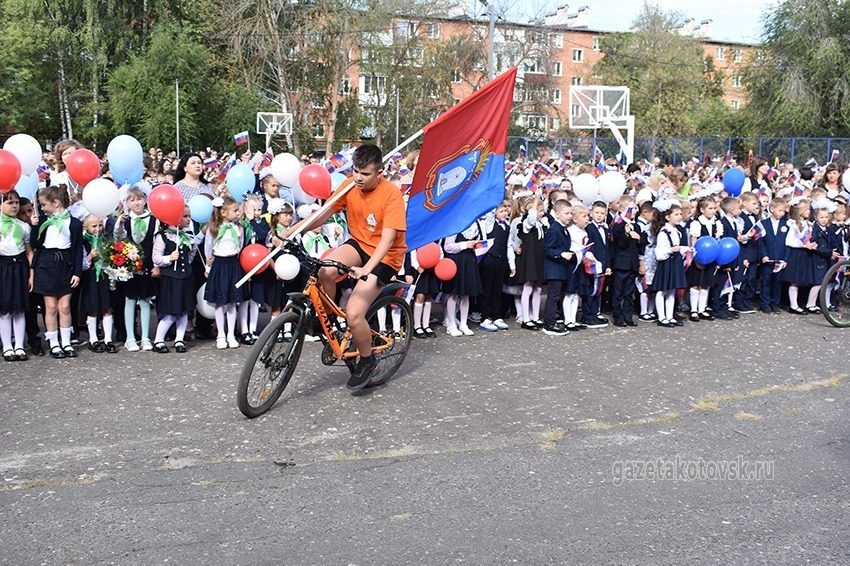 Велопрокат с флагами России, Тамбовской области и Котовска в школе №3
