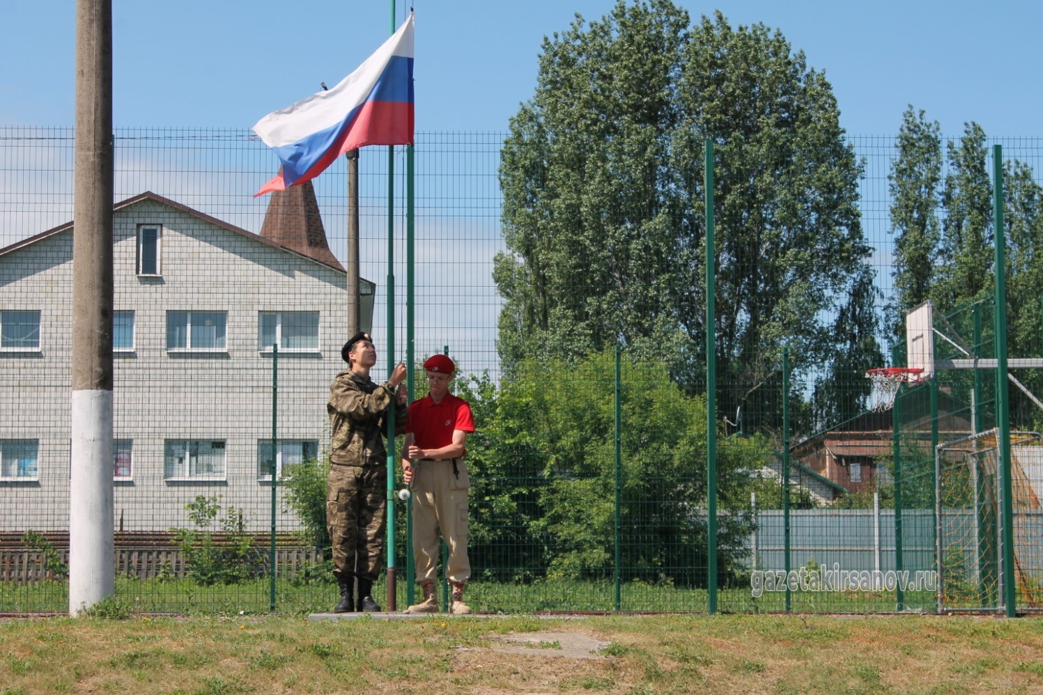 Торжественное поднятие флага в школе №1