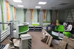В Знаменской детской библиотеке приступили к установке новой мебели