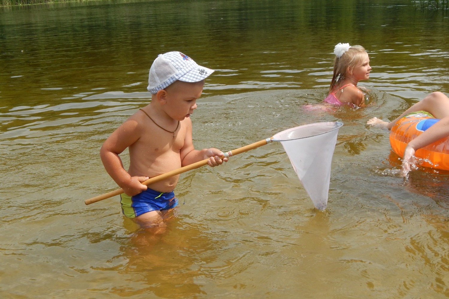 Младший сын Михаил (в пятилетнем возрасте) с сачком на речке 