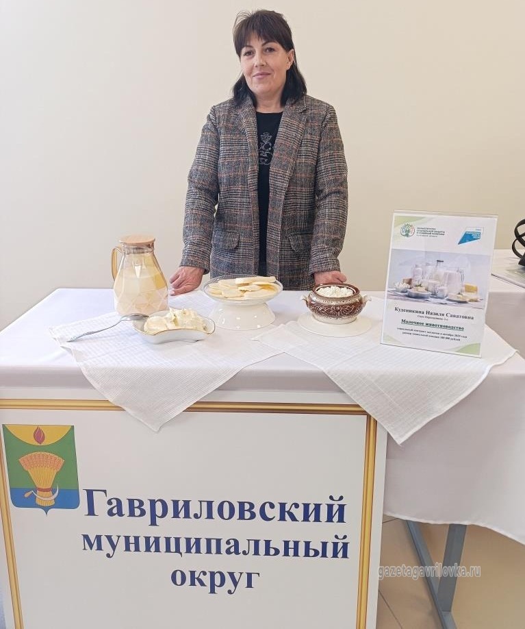 Назиля Куденикина с молочной продукцией