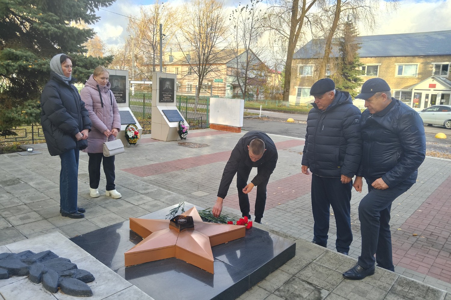 Возложение цветов к мемориалу воинам-умётцам, погибшим в годы Великой Отечественной войны