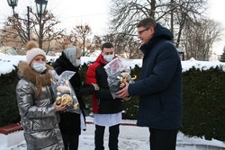 Детям медработников и сотрудников соцучреждений дарят подарки от губернатора