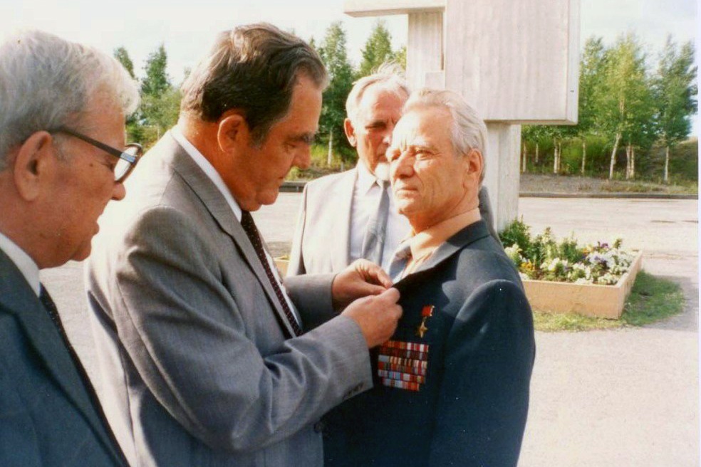 Москва, 2002 год (в год 60-летия АЛСИБа). На Поклонной горе состоялась конференция, где десяти участникам трассы были вручены медали «За боевое содружество». Награждается Липилин
