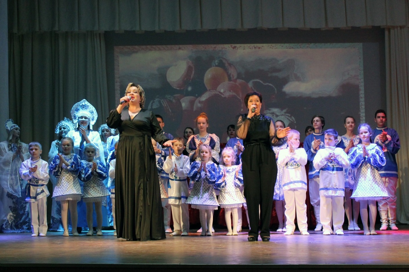 Анна Воробьёва и Ольга Акулова с финальной песней «Праздник»