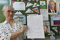 Максим Егоров передал школьникам письма от тамбовских военнослужащих