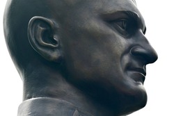 В Первомайском открыли бюст Герою России Андрею Кондрашкину