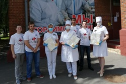 «Спасибо врачам»: волонтёры передали подарки персоналу Тамбовской областной больницы
