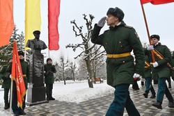 В тамбовском Парке Победы установили памятник генерал-майору Василию Глазкову